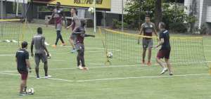 El volante de Barcelona, Segundo Alejandro Castillo (i), durante un entrenamiento del equipo previo al partido contra Aucas este mediod&iacute;a.