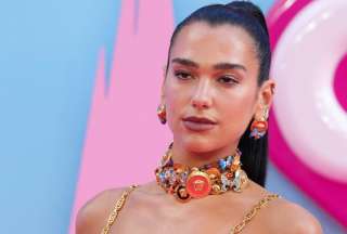 Dua Lipa fue retratada mientras una artista hacía fila en un concierto.