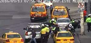 Las c&aacute;maras del ECU-911 captaron el momento de la captura de uno de los presuntos antisociales, en Mapasingue Este.