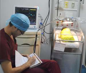 La ni&ntilde;a ten&iacute;a pocas horas de a ver nacido y se recupera en el hospital Te&oacute;filo D&aacute;vila de Machala. FOTO: Cortes&iacute;a