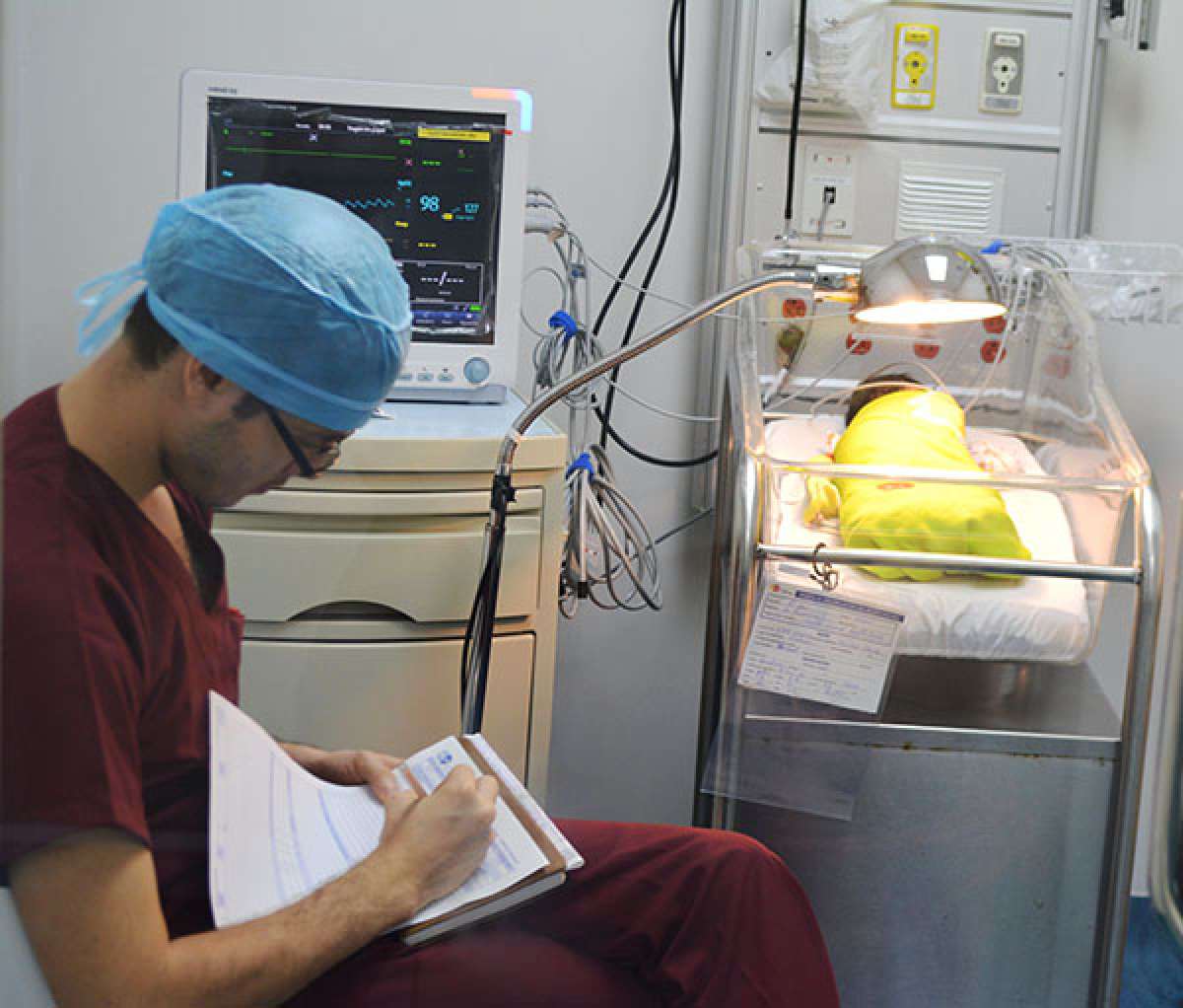 La ni&ntilde;a ten&iacute;a pocas horas de a ver nacido y se recupera en el hospital Te&oacute;filo D&aacute;vila de Machala. FOTO: Cortes&iacute;a
