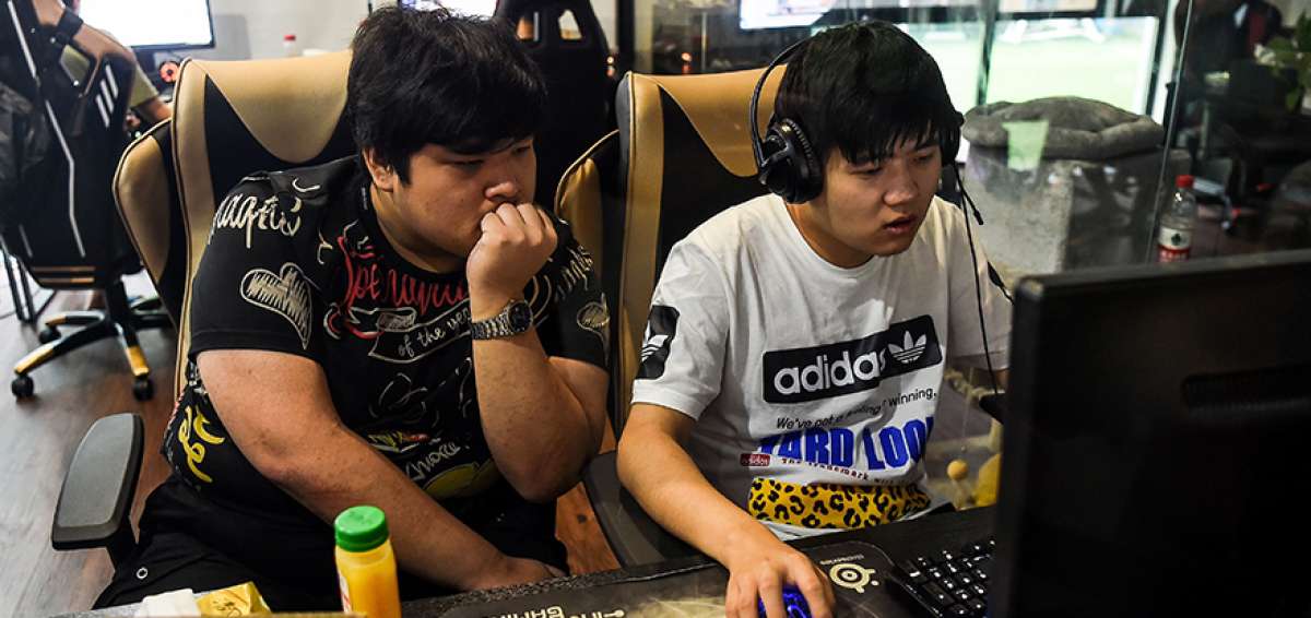 El equipo taiwan&eacute;s Flash Wolves durante una de sus marat&oacute;nicas sesiones de entrenamiento, de cara al torneo de &lsquo;League of Legends&rsquo;. 
