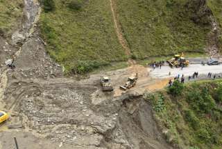 Tras un recorrido por la red vial estatal de Zamora Chinchipe el ministro de Transporte y Obras Públicas, Roberto Luque, declaró emergencia vial en esa provincia y en Napo.