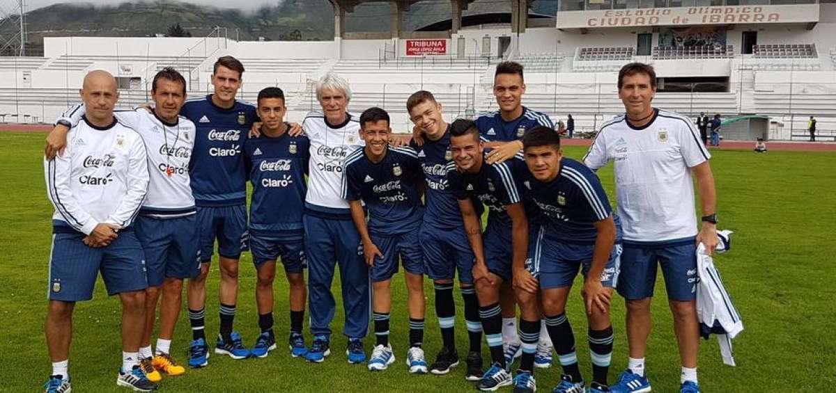El entrenador de la selecci&oacute;n argentina, Claudio &Uacute;beda (der.), junto a los futbolistas y cuerpo t&eacute;cnico en el reconocimiento del estadio Ol&iacute;mpico de Ibarra. 