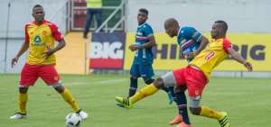Armando Sol&iacute;s, de River Ecuador, disputa el bal&oacute;n con jugadores del Aucas, uno de ellos, &Aacute;lex Bola&ntilde;os.