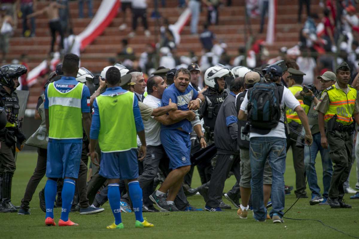 Parte del cuerpo t&eacute;cnico de Emelec invadi&oacute; el campo para reclamar a Omar Ponce la falta sobre Herrera dentro el &aacute;rea. Foto: John Guevara / El Tel&eacute;grafo.