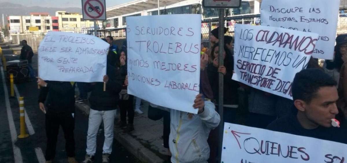 Personal de la Empresa de Pasajeros protesta en la estaci&oacute;n La Magdalena del Metro