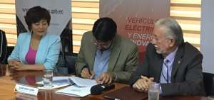 Stella Li (i) de BYD, el ministro Santiago Le&oacute;n (c) y el rector Sergio Flores suscribieron el memorando de entendimiento.