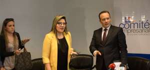 La titular del SRI, Mar&iacute;a Sol Andrade (c), se reuni&oacute; con empresarios.