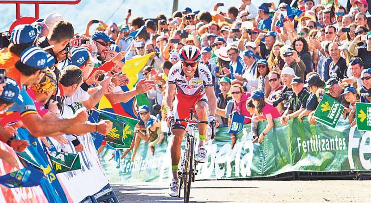 Joaquim &lsquo;Purito&rsquo; Rodr&iacute;guez, durante su llegada ayer a Alto de Sotres. Cerca de la meta, cientos de fan&aacute;ticos aplauden la llegada del ciclista espa&ntilde;ol. AFP