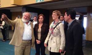 La inspectora general del Ministerio de Ecolog&iacute;a de Francia, Maryse Gautier y la ministra de Vivienda del Ecuador, Mar&iacute;a de los &Aacute;ngeles Duarte en un recorrido en la Casa de la Cultura. Foto: Tomada del Twitter del Ministerio de Vivienda