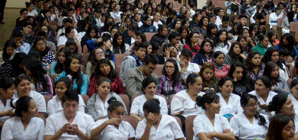 J&oacute;venes del Instituto Libertad participaron ayer, en Quito, en la inauguraci&oacute;n de la Semana de la Democracia.
