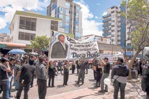 Los taxistas se tomaron las calles Roca y Juan Le&oacute;n Mera, en apoyo a la familia de Dar&iacute;o P, quien amaneci&oacute; asesinado en el veh&iacute;culo que conduc&iacute;a. Foto: Daniel Molineros / El Tel&eacute;grafo