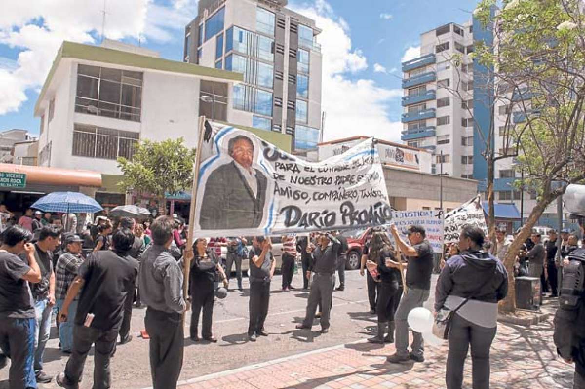 Los taxistas se tomaron las calles Roca y Juan Le&oacute;n Mera, en apoyo a la familia de Dar&iacute;o P, quien amaneci&oacute; asesinado en el veh&iacute;culo que conduc&iacute;a. Foto: Daniel Molineros / El Tel&eacute;grafo