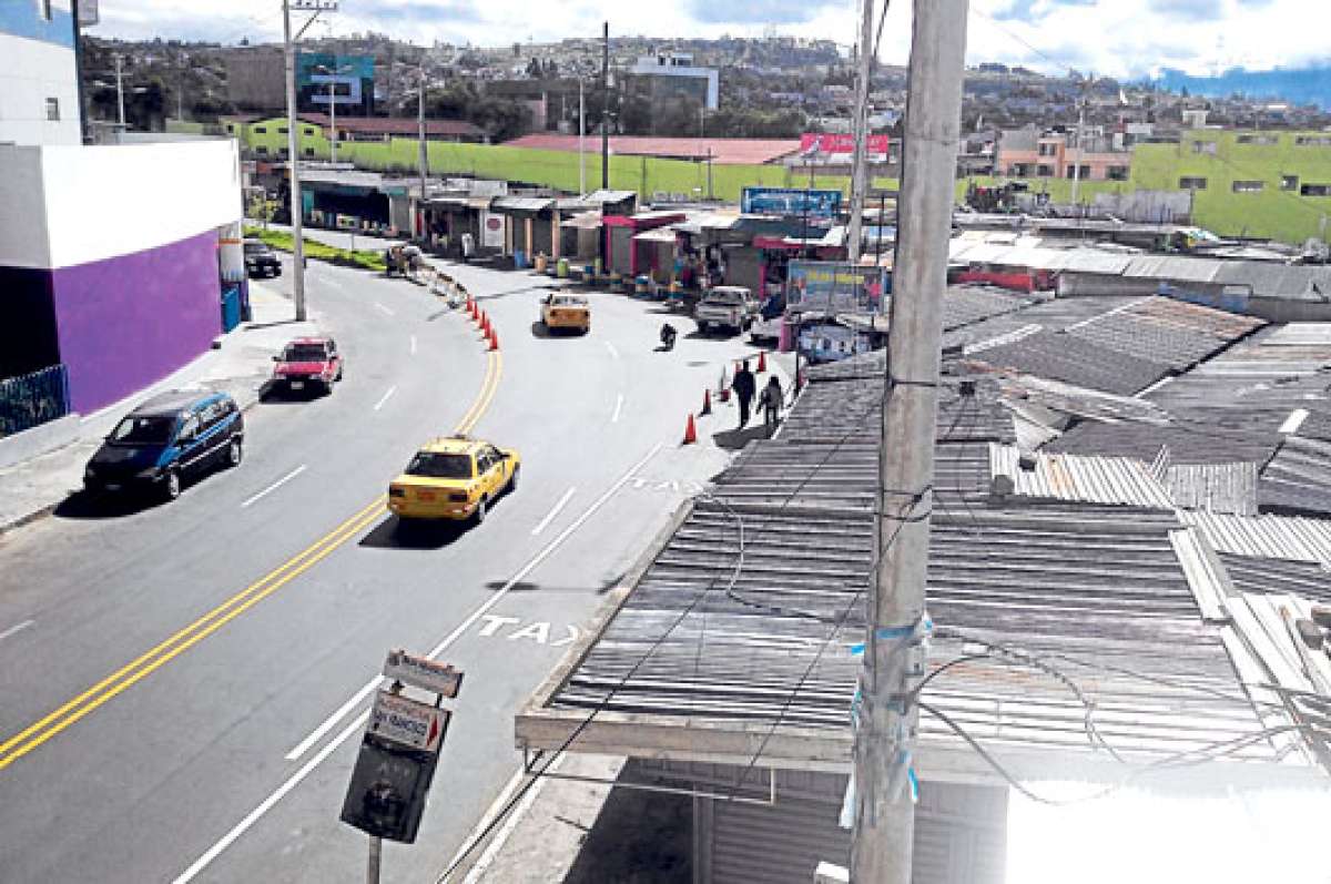 No todos los sitios de venta est&aacute;n abiertos, algunos comerciantes decidieron buscar otros lugares para ofertar sus mercanc&iacute;as ante la falta de clientes. Foto: Jos&eacute; Miguel Castillo.