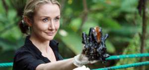 Alexandra Costeau, nieta del naturalista Jacques Costeau, particip&oacute; en la campa&ntilde;a &lsquo;La Mano sucia de Chevron&rsquo;.