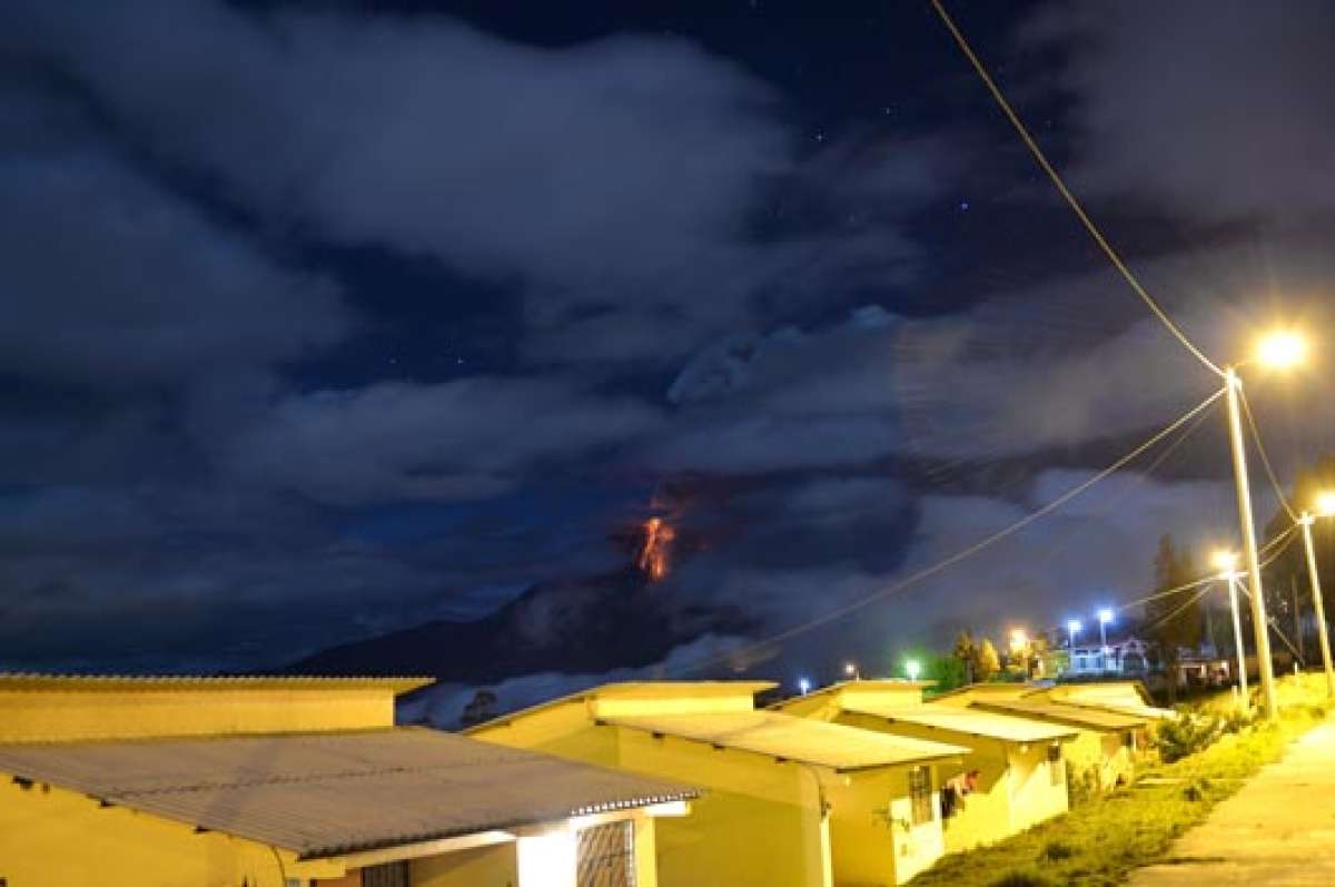 El Tungurahua se mantiene activo desde 1999 y en algunas ocasiones la ceniza cae en las zonas pobladas. Foto: Roberto Ch&aacute;vez.