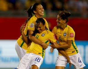 La brasile&ntilde;a Fernandes (c) es felicitada por sus compa&ntilde;eras por el gol conseguido. Foto: AFP