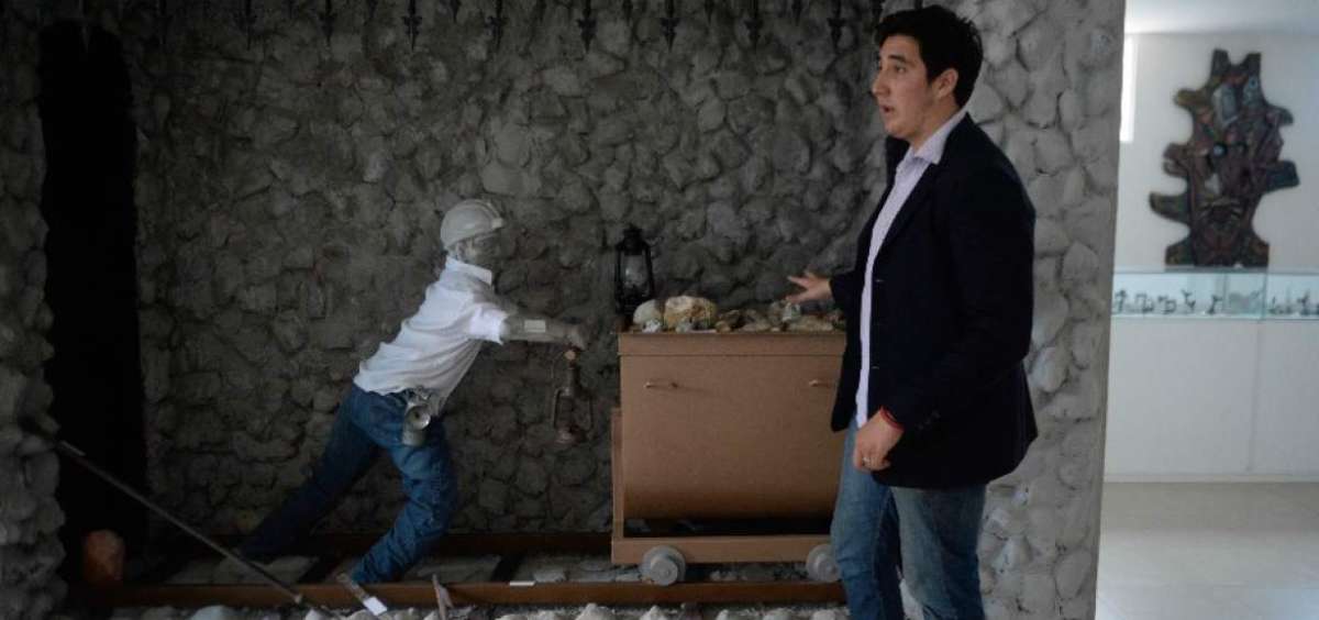 Los artesanos del taller de Zamver explican a los turistas el proceso de elaboraci&oacute;n de las joyas.