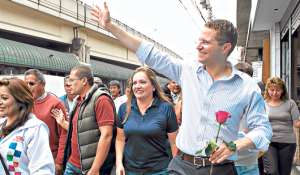 La concejala Ivone Von Lippke (centro) sonriente junto al alcalde Mauricio Rodas en un recorrido de agradecimiento por Chillogallo tras el triunfo electoral. Foto: Archivo/ El Tel&eacute;grafo