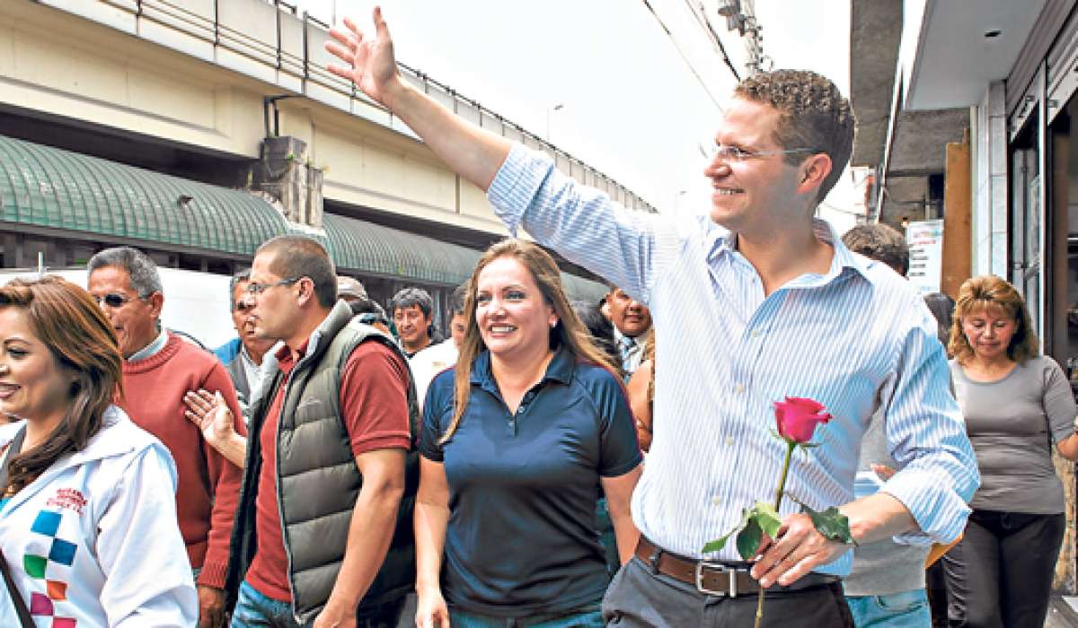 La concejala Ivone Von Lippke (centro) sonriente junto al alcalde Mauricio Rodas en un recorrido de agradecimiento por Chillogallo tras el triunfo electoral. Foto: Archivo/ El Tel&eacute;grafo
