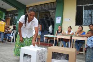 Otro suceso similar se registr&oacute; en la parroquia Bol&iacute;var, cant&oacute;n Muisne, donde los pobladores tambi&eacute;n se levantaron en desacuerdo al ingreso de votantes de otras localidades.