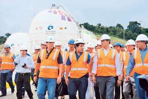 Durante un recorrido, el presidente Rafael Correa constat&oacute; la  capacidad de la estaci&oacute;n de almacenamiento El Chorrillo, que es de 15.000 toneladas. Foto: Miguel Castro.