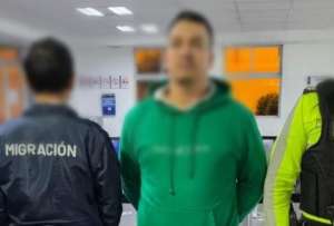 Polic&iacute;a entrega a autoridades colombianas a extranjero buscado por la justicia