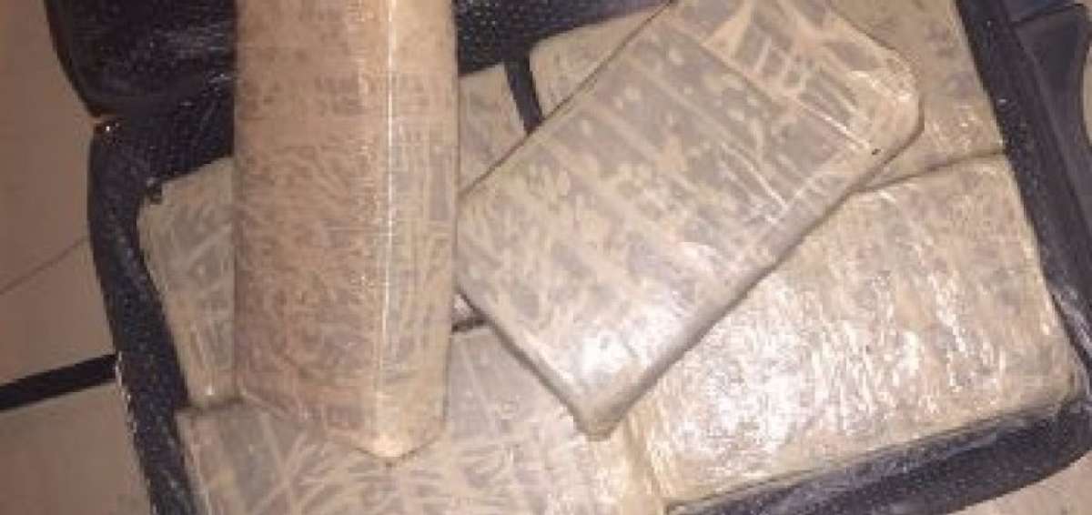 En una maleta fueron hallados los bloques de marihuana.