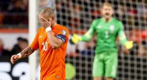 El capit&aacute;n de los holandeses, Wesley Sneijder, se cubre el rostro por la vergonzosa derrota. Foto: AFP