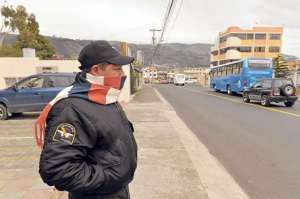 Fr&iacute;o se acent&uacute;a en Ambato por lluvia