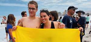 El nadador ecuatoriano Mat&iacute;as Cordero (izq.) celebr&oacute;, junto con su madre Magui Corral (der.), el t&iacute;tulo Juvenil Sudamericano en la categor&iacute;a 16-17 a&ntilde;os de la distancia de 7,5 km, del certamen que concluye hoy en Iquique (Chile).