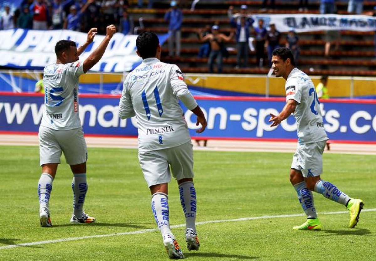 Gim&eacute;nez abri&oacute; el marcador para Emelec en el estadio Ol&iacute;mpico Atahualpa. Foto: API