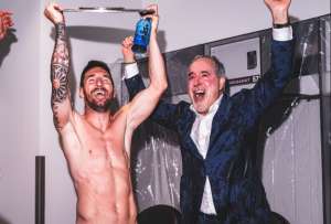 Leo Messi (izq.) sumó el título 46 a su carrera profesional. 