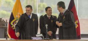 De izquierda a derecha, Iv&aacute;n Saquicela, Iv&aacute;n Le&oacute;n y Marco Rodr&iacute;guez, integrantes del Tribunal del caso Sobornos.