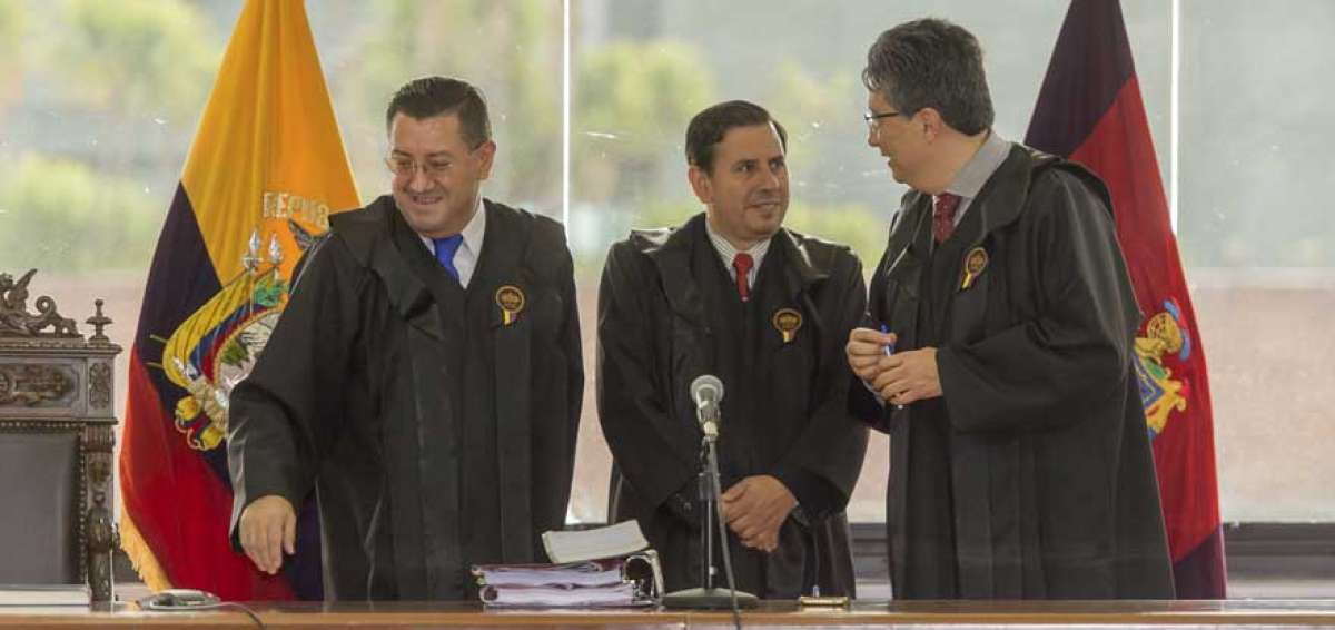 De izquierda a derecha, Iv&aacute;n Saquicela, Iv&aacute;n Le&oacute;n y Marco Rodr&iacute;guez, integrantes del Tribunal del caso Sobornos.
