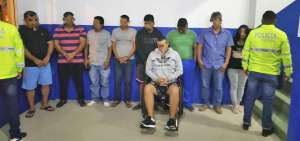 Agentes policiales custodian a las personas detenidas en uno de los operativos ejecutados en varias provincias del pa&iacute;s. 