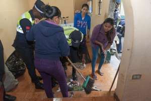 Vecinos y familiares de la familia afectada limpian los restos, tras el incidente. Foto: Miguel Jim&eacute;nez / El Tel&eacute;grafo
