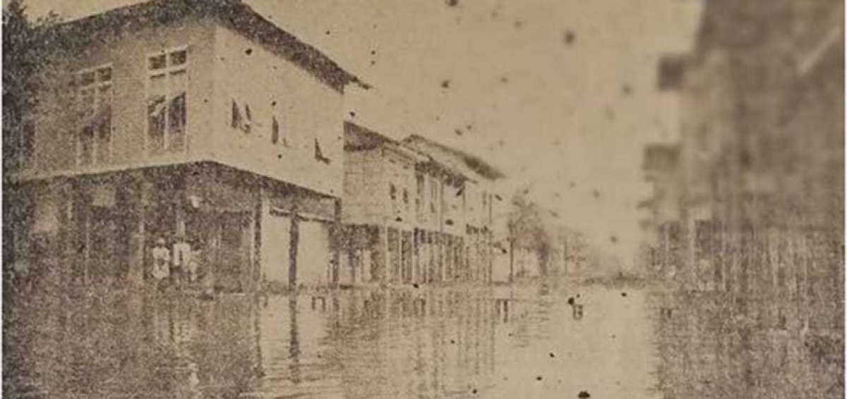 Las lluvias de la &eacute;poca invernal anegan Guayaquil