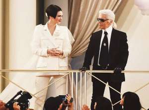 Karl Lagerfeld reinventa el saco de Chanel con un l&aacute;ser 3D