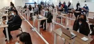 Postulantes al concurso durante las pruebas psicol&oacute;gicas.