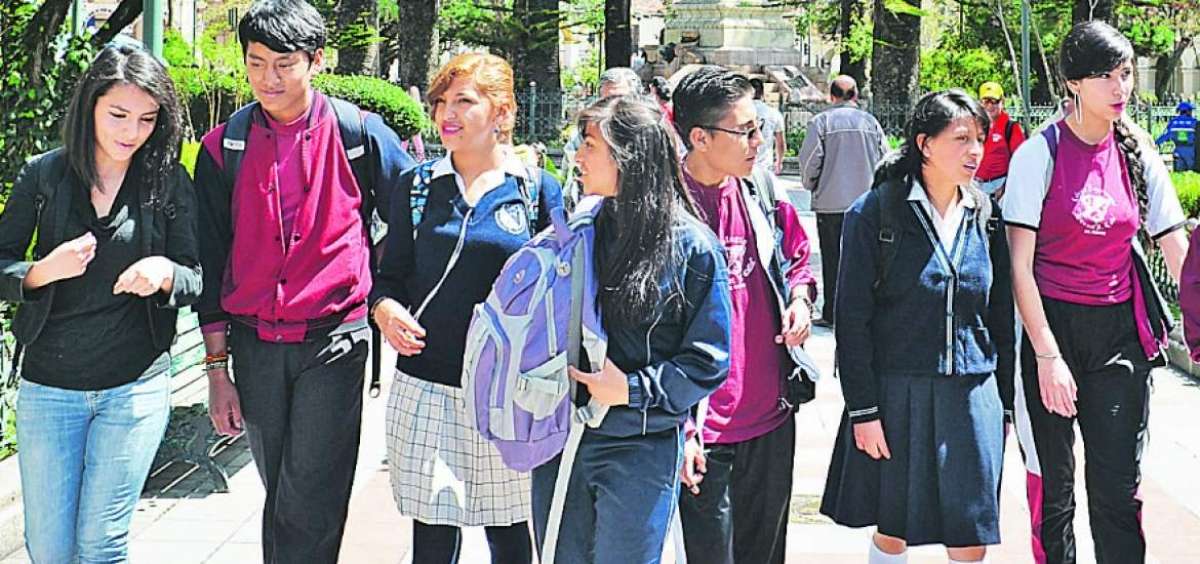 Los estudiantes del club de periodismo recorren varios sectores de la ciudad en busca de noticias. La historia del parque Calder&oacute;n les llama la atenci&oacute;n.