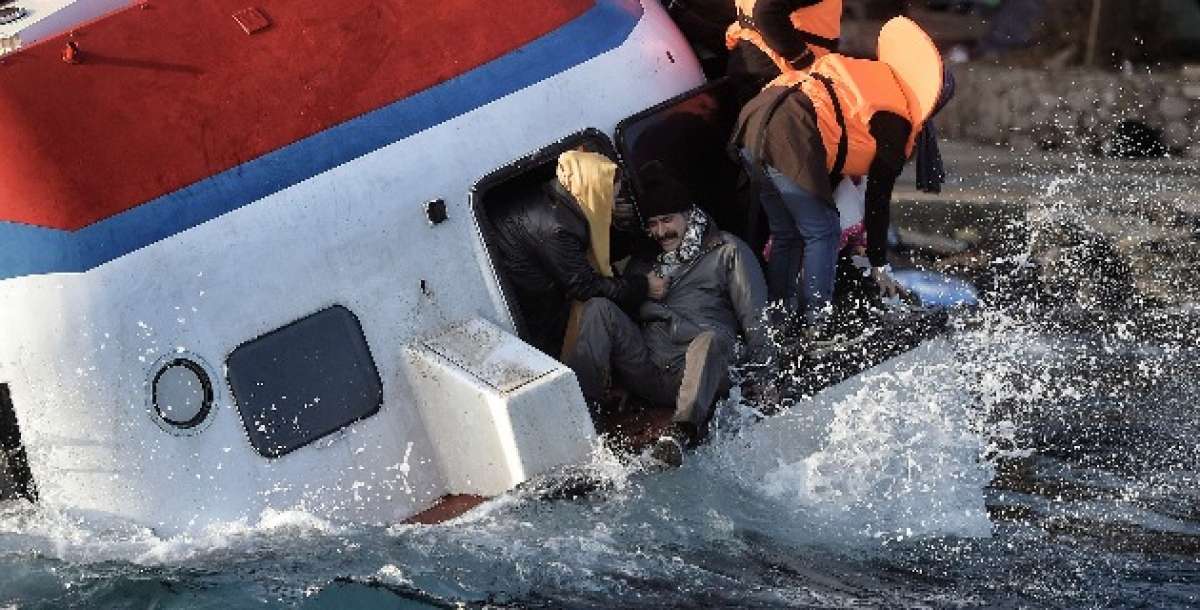 Cientos de migrantes arriban en barcos de bandera turca a las islas griegas. Foto: AFP