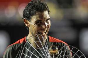El espa&ntilde;ol Rafael Nadal sostiene su trofeo tras vencer al ucraniano Alexandr Dolgopolov. Foto: EFE
