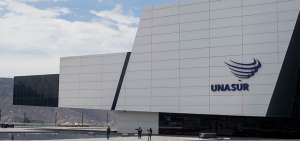 El edificio del organismo internacional se encuentra en el sector de la Mitad del Mundo, en Quito. Su construcci&oacute;n tuvo una inversi&oacute;n de $ 45 millones.
