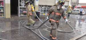 Tres personas quedaron afectadas tras incendio en papeler&iacute;a