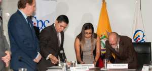 Camila Moreno Sub&iacute;a firma el acta en la que oficialmente es posesionada como vocal (e) del CNE.