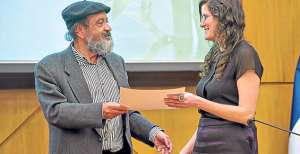 En el paraninfo de la Universidad Andina Sim&oacute;n Bol&iacute;var, la chilena Marianne Daher recibi&oacute; el premio Manuel Chiriboga. Foto: Fernando Sandoval / El Tel&eacute;grafo