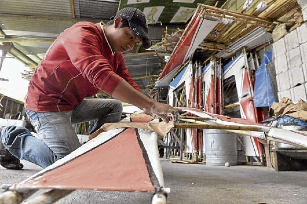 En la provincia existe un gremio de Pirot&eacute;cnicos de Azuay, integrado por alrededor de 45 artesanos. Foto: Jos&eacute; Luis Llivisaca / El Tel&eacute;grafo