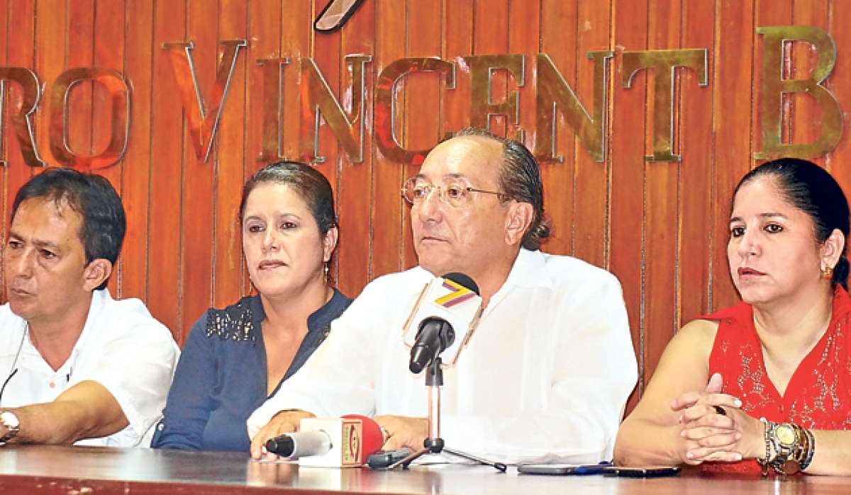 En conferencia de prensa, el principal de la Junta C&iacute;vica, Trajano Andrade, invit&oacute; a gremios, instituciones y ciudadan&iacute;a en general a la reuni&oacute;n en agosto. Foto: Vivian Zambrano / El Tel&eacute;grafo